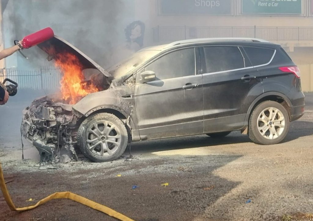 Camioneta se incendia en el estacionamiento de un shopping